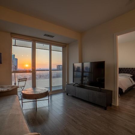 Luxury Condo W/Mesmerizing Sunset Views & Free Parking Toronto Zewnętrze zdjęcie