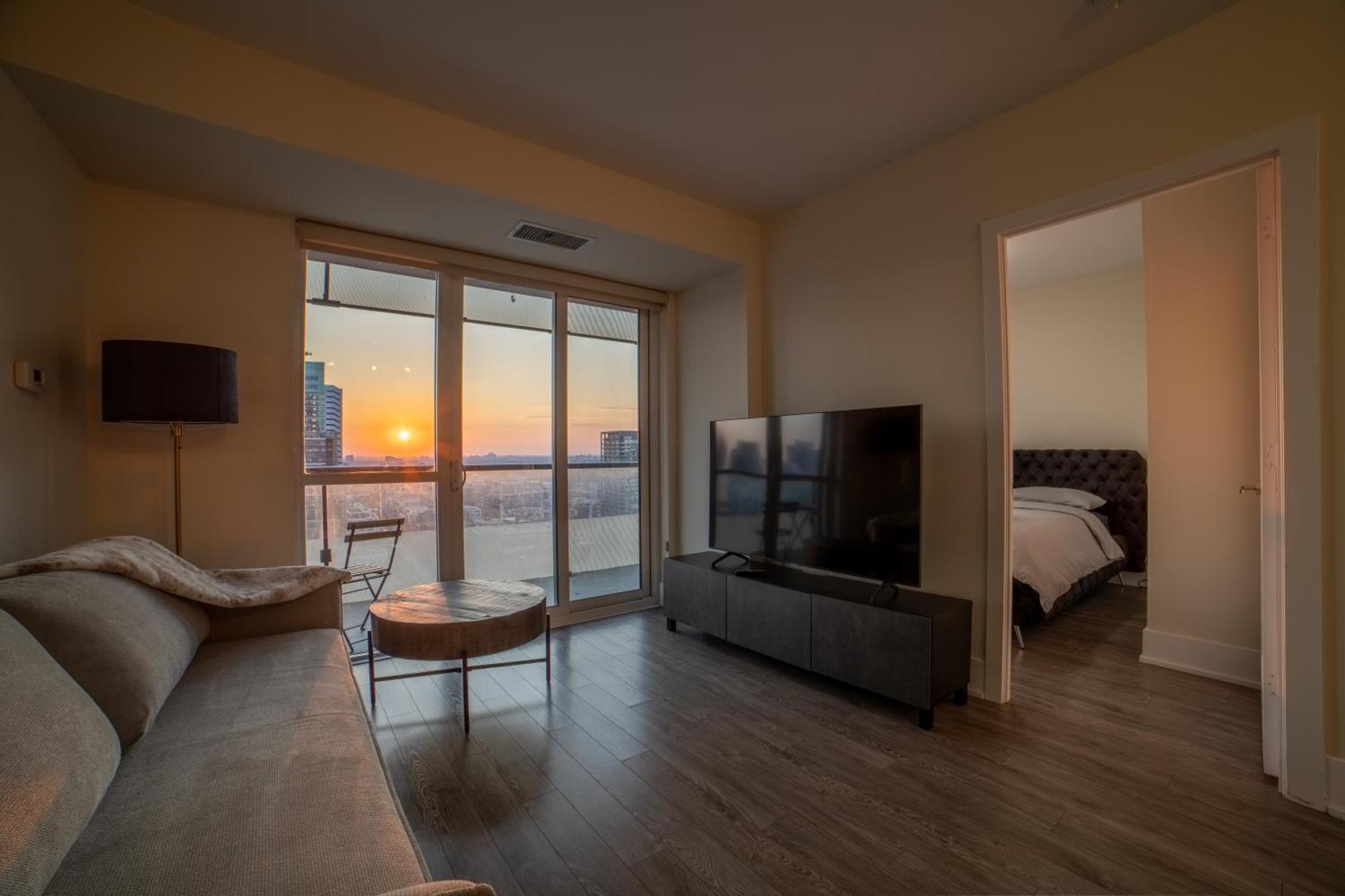 Luxury Condo W/Mesmerizing Sunset Views & Free Parking Toronto Zewnętrze zdjęcie